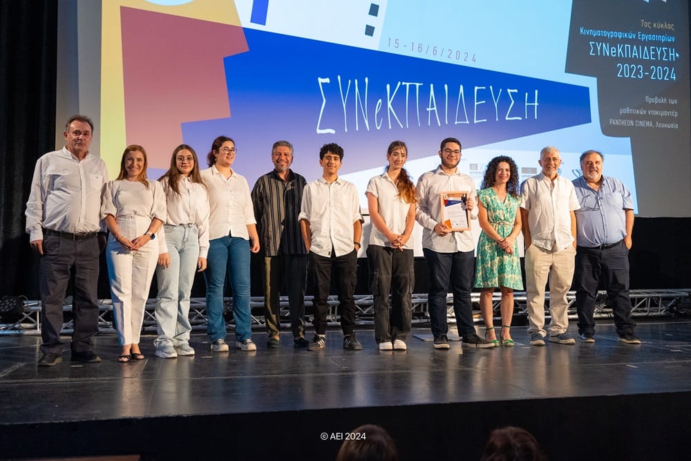 Στην κατάμεστη αίθουσα του κινηματογράφου Πάνθεον στη Λευκωσία, απονεμήθηκαν το βράδυ της Κυριακής 16 Ιουνίου 2024, τα βραβεία στους νικητές του προγράμματος Συνeκπαίδευση 2023-2024. Ολοκληρώνοντας ένα μαραθώνιο προβολών ντοκιμαντέρ που δημιούργησαν μαθητές, και ο οποίος είχε αρχίσει το Σάββατο 15 Ιουνίου 2024 το πρωί, την Κυριακή τα σχολεία που επιλέχθηκαν από τις κριτικές επιτροπές παρέλαβαν τα βραβεία τους! Tα τρία Βραβεία της Αρχής Ραδιοτηλεόρασης Κύπρου κέρδισαν: • 1ο Βραβείο – Το ντοκιμαντέρ “Προεδρικό Μέγαρο Κύπρου”, που δημιουργήθηκε από μαθητές του Λυκείου Αρχιεπισκόπου Μακαρίου Γ’ Δασούπολης Λευκωσίας. • 2ο Βραβείο - Το ντοκιμαντέρ “Έριν Μίσει”, του Γυμνασίου Αγίου Βασιλείου Λευκωσίας • 3ο Βραβείο – Το ντοκιμαντέρ “Λευκαρίτικο Κέντημα … η επιβίωση…”, του Λυκείου Αγίου Νικολάου Λεμεσού! Τα βραβεία απένεμε ο διευθυντής της Αρχής, κ. Νεόφυτος Επαμεινώνδας. Το Βραβείο της Κυπριακής Εθνικής Επιτροπής UNESCO, απονεμήθηκε στο ντοκιμαντέρ “Η πιο γλυτζιά ευτζιή”, το οποίο δημιουργήθηκε από μαθητές της Α’ Τεχνικής Σχολής Λευκωσίας. Το Βραβείο του Πολιτιστικού Ιδρύματος Γεώργιος Τσαβλίρης απονεμήθηκε στο ντοκιμαντέρ «Δόναξ ο Κύπριος…» Η τέχνη της Καλαμουργικής στα Λιβάδια, που δημιουργήθεηκε από το Περιφερειακό Λύκειο Λιβαδιών Λάρνακας. Το Βραβείο του μη κερδοσκοπικού οργανισμού CYMEPA απονεμήθηκε στο ντοκιμαντέρ “Κυπρο…Μύθια”, του Γυμνασίου Νεάπολης Λεμεσού. Το βραβεία του Πανεπιστημίου Frederick, τα οποία απένεμε η πρόεδρός του κ. Νατάσα Φρειδερίκου κέρδισαν: • 1ο Βραβείο, Τμήμα Τεχνών και Επικοινωνίας – “Η πιο γλυτζιά ευτζιή”, της Α’ Τεχνικής Σχολής Λευκωσίας. • 2ο Βραβείο, Τμήμα Τεχνών και Επικοινωνίας – Το ντοκιμαντέρ “219” του Λυκείου Αγίας Φυλάξεως Λεμεσού. • 3ο Βραβείο, Τμήμα Τεχνών και Επικοινωνίας - «Δόναξ ο Κύπριος…» Η τέχνη της Καλαμουργικής στα Λιβάδια, από το Περιφερειακό Λύκειο Λιβαδιών Λάρνακας. Ο συντονιστής του προγράμματος Συνeκπαίδευση, κ. Σταύρος Παπαγεωργίου, σε χαιρετισμό του τόνισε ότι “η ιστορία, η παράδοση και η αρχαιολογία της Κύπρου, καταγράφονται μέσα από τα μάτια δεκάδων μαθητών στα 24 ντοκιμαντέρ που δημιούργησαν μέσα από το Εκπαιδευτικό Τμήμα του ΑΕΙ Film Festival (Διεθνές Φεστιβάλ Αρχαιολογικού, Εθνογραφικού και Ιστορικού Ντοκιμαντέρ Κύπρου) ΣΥΝeΚΠΑΙΔΕΥΣΗ, τη φετινή σχολική χρονιά. Με τη βοήθεια των καθηγητών τους και την εκπαίδευση από επαγγελματίες σκηνοθέτες του μη κερδοσκοπικού πολιτιστικού οργανισμού AEI AUDIOVISUAL FORUM, οι νεαροί κινηματογραφιστές, σεναριογράφοι, μοντέρ, μουσικοί, ρεπόρτερ, δημιουργούν εδώ και επτά χρόνια ένα πλούσιο αρχείο για τον τόπο μας, εμπλουτίζοντας την καταγραφή της ιστορίας και της πολιτιστικής του κληρονομίας. Στο φετινό ΣΥΝeΚΠΑΙΔΕΥΣΗ συμμετείχαν, τα Γυμνάσια Λατσιών, Κωνσταντινουπόλεως Αγίου Ιωάννη Χρυσοστόμου, Σολέας, Αγίου Βασιλείου, Νεάπολης Λεμεσού το Παγκύπριο Λευκωσίας με τρεις παραγωγές από τρείς διαφορετικές ομάδες μαθητών, το Λύκειο Δασούπολης επίσης με τρεις παραγωγές, οι Α’ Τεχνικές Σχολές Λευκωσίας και Λεμεσού, τα Περιφερειακά Γυμνάσια Τραχωνίου και Λιβαδιών, τα Λύκεια, Αγίου Νικολάου, Αγίας Φυλάξεως, Λινόπετρας, Κύκκου Α’ Λευκωσίας, Αραδίππου και Αγίου Νεοφύτου Πάφου, το Περιφερειακό Γυμνάσιο και Λύκειο Λευκάρων και το Λύκειο και Τεχνική Σχολή Αγίου Χαραλάμπους Έμπας”. Το πρόγραμμα ΣΥΝeΚΠΑΙΔΕΥΣΗ υλοποιείται, στο πλαίσιο της αποστολής του μη κερδοσκοπικού πολιτιστικού οργανισμού AEI AUDIOVISUAL FORUM για την ανάπτυξη των δεξιοτήτων των νέων σε θέματα που αφορούν την πολιτιστική κληρονομιά και τον οπτικοακουστικό γραμματισμό, που παράλληλα συμβάλλουν στην ανάπτυξη της κριτικής σκέψης και της ενσυναίσθησης. Το πρόγραμμα κινηματογραφικών εργαστήριων ΣΥΝeΚΠΑΙΔΕΥΣΗ υλοποιείται σε συνεργασία με το Δίκτυο Εταιρικών Σχολείων της UNESCO (ASPnet) στην Κύπρο και το Υπουργείο Παιδείας. Το πρόγραμμα ΣΥΝeΚΠΑΙΔΕΥΣΗ χορηγείται από το Τμήμα Σύγχρονου και Μοντέρνου Πολιτισμού του Υφυπουργείου Πολιτισμού της Κύπρου, το οποίο είναι ο κύριος χορηγός, την Κυπριακή Εθνική Επιτροπή UNESCO και την Αρχή Ραδιοτηλεόρασης Κύπρου. Όλα τα φετινά ντοκιμαντέρ είναι αναρτημένα στην ιστοσελίδα www.aei-filmfestival.org!