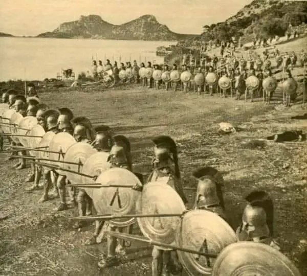 Αυτό το εντυπωσιακό σκηνικό δεν είναι τίποτα λιγότερο από το γύρισμα της θρυλικής ταινίας «The 300 Spartans», παραγωγής της αμερικανικής 20th Century Fox, που αφηγείται τη Μάχη των Θερμοπυλών.