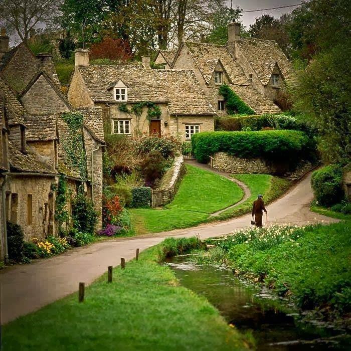 Το Bibury είναι γνωστό για την απαράμιλλη ομορφιά του, με χαρακτηριστικά πέτρινα σπίτια και γραφικά τοπία.