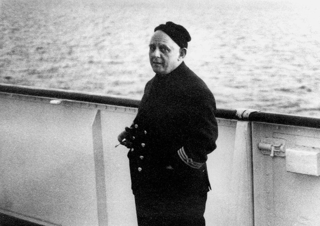 Ο Νίκος Καββαδίας, ποιητής και ναυτικός, γεννήθηκε το 1910. Οι εμπειρίες του από τη θάλασσα και τα ταξίδια του διαμόρφωσαν το έργο του, το οποίο αναγνωρίστηκε κυρίως με μεταθανάτιες μελοποιήσεις. Άφησε μια χαρακτηριστική φωνή στη νεοελληνική ποίηση, εμπνευσμένος από τη μοναξιά και την περιπλάνηση.