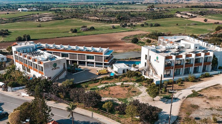 Το νοσηλευτήριο Υγεία, το μεγαλύτερο ιδιωτικό νοσηλευτήριο της Κύπρου που έχει πλέον ενταχθεί στο ΓεΣΥ, ανακοινώνει την ολοκλήρωση της εξαγοράς του Κέντρου Αποκατάστασης και Ανακουφιστικής φροντίδας Εδέμ (Eden Medical Center). Με την εξαγορά του Εδέμ, ο Όμιλος Υγεία καθίσταται ο μεγαλύτερος ιδιωτικός πάροχος υπηρεσιών νοσηλείας στην Κύπρο, με περισσότερες από 270 κλίνες. Η εξαγορά έχει λάβει όλες τις απαραίτητες εγκρίσεις από την Επιτροπή Προστασίας Ανταγωνισμού. Το Ιατρικό Κέντρο Εδέμ στη Λάρνακα ιδρύθηκε το 2018. Οι υπηρεσίες αποκατάστασης του Εδέμ απευθύνονται σε άτομα που είτε έχουν υποστεί τραυματισμό ή αναπηρία, είτε έχουν νευρολογικά, μετεγχειρητικά, αναπνευστικά, καρδιολογικά και άλλου είδους προβλήματα για την αντιμετώπιση των οποίων χρειάζονται φροντίδα και υποστήριξη με σκοπό να αποκαταστήσουν, αναπτύξουν ή βελτιώσουν τις λειτουργίες τους και γενικότερα την ποιότητα ζωής τους. Οι υπηρεσίες ανακουφιστικής φροντίδας απευθύνονται σε ασθενείς που αντιμετωπίζουν σοβαρές ή απειλητικές για τη ζωή ασθένειες, με σκοπό να ανακουφίσουν τα συμπτώματα τους και να βελτιώσουν, τόσο την ποιότητα της δικής τους ζωής, όσο και της οικογένειάς τους. Ο Πρόεδρος του Διοικητικού Συμβουλίου της ECM Partners και του Ομίλου Υγεία, Σάββας Λιάσης, δηλώνει: «Με αυτή την εξαγορά, η ECM Partners, η οποία κατέχει πάνω από το 90% του Ομίλου Υγεία, σημειώνει ένα ακόμη σημαντικό ορόσημο στη μακροπρόθεσμη στρατηγική της για επενδύσεις στις υποδομές υγείας της Κύπρου και της ευρύτερης περιοχής. Η ισχυρή φήμη του Eden Medical Center στον τομέα της αποκατάστασης και της ανακουφιστικής φροντίδας ευθυγραμμίζεται απόλυτα με το όραμά μας για τη δημιουργία ενός ολοκληρωμένου συστήματος φροντίδας με επίκεντρο τον ασθενή. Είμαστε υπερήφανοι που στηρίζουμε την επέκταση του Ομίλου Υγεία σε έναν ολοκληρωμένο πάροχο υπηρεσιών υγείας που δεν εστιάζει μόνο στη θεραπεία της ασθένειας, αλλά και στην ανάρρωση, την αξιοπρέπεια και την ποιότητα ζωής. Μέσα από αυτή τη συναλλαγή, επαναβεβαιώνουμε τη δέσμευσή μας να χτίσουμε ανθεκτικά, προσβάσιμα και προσαρμοσμένα στο μέλλον συστήματα υγείας σε ολόκληρη τη Νοτιοανατολική Ευρώπη.» Με την ολοκλήρωση της συναλλαγής, η ECM Partners υλοποιεί περαιτέρω το στρατηγικό της στόχο να διαδραματίσει καταλυτικό ρόλο στην ενίσχυση και ενδυνάμωση του ευρύτερου τομέα της υγείας στην Κύπρο, αλλά και στο Μεσογειακό χώρο γενικότερα. Ο Διευθύνων Σύμβουλος του νοσηλευτηρίου Υγεία, κ. Πολύβιος Διονυσίου, δηλώνει ότι: «Με ιδιαίτερη χαρά ανακοινώνουμε την εξαγορά του Κέντρου Αποκατάστασης και Ανακουφιστικής φροντίδας Εδέμ από το νοσηλευτήριο Υγεία. Η στρατηγική αυτή κίνηση ενισχύει περαιτέρω τη δέσμευσή μας για την παροχή ολοκληρωμένης και συνεχούς φροντίδας υγείας, καλύπτοντας και συντονίζοντας πλήρως το φάσμα από τη νοσοκομειακή περίθαλψη έως την αποκατάσταση και την επανένταξη των ασθενών στην καθημερινότητά τους. Με την ένταξη του Eδέμ στο δίκτυό μας διασφαλίζουμε υψηλά πρότυπα ποιότητας και πλήρη κάλυψη των αναγκών των ασθενών μας.   Στόχος μας είναι να συνεχίσουμε να καινοτομούμε στον τομέα της υγείας και να προσφέρουμε ένα σύστημα φροντίδας που τοποθετεί τον άνθρωπο στο επίκεντρο». Σχετικά με το νοσηλευτήριο Υγεία Το νοσηλευτήριο Υγεία, το οποίο ιδρύθηκε το 1983 στη Λεμεσό αποτελεί το μεγαλύτερο ιδιωτικό νοσηλευτήριο στην Κύπρο με 560 άτομα προσωπικό, 180 συνεργάτες ιατρούς και 178 κλίνες, πλήρως ενταγμένο στο ΓεΣΥ. Το Υγεία προσφέρει ένα πλήρως ολοκληρωμένο φάσμα ιατρικών υπηρεσιών, διαθέτοντας όλες τις ιατρικές ειδικότητες, διαγνωστικό τμήμα, Τμήμα Ατυχημάτων και Επειγόντων Περιστατικών, Εντατική και Κλινικό Εργαστήριο. Καθόλη τη διάρκεια της λειτουργίας του, το Υγεία πρωτοπορεί, προσφέροντας υψηλής ποιότητας υπηρεσίες με γνώμονα πάντα τον ασθενή, εφαρμόζοντας τα πλέον προηγμένα και επιστημονικά αποδεδειγμένα ιατρικά πρωτόκολλα και εξοπλισμό τελευταίας τεχνολογίας. Επίσης, το Υγεία έχει αναπτύξει ένα ολοκληρωμένο Σύστηµα Διαχείρισης, που περιλαμβάνει τις πλέον καταξιωµένες διεθνείς διαπιστεύσεις και πιστοποιήσεις ποιότητας και ασφάλειας. Με την εξαγορά του Ιατρικού Κέντρου Εδέμ, ο όμιλος Υγεία καθίσταται ο μεγαλύτερος ιδιωτικός πάροχος ενδονοσοκομειακής φροντίδας στην Κύπρο με πέραν των 270 κλινών. Σχετικά με την ECM Partners Η ECM Partners είναι καταξιωμένος οργανισμός διαχείρισης επενδυτικών κεφαλαίων εποπτευόμενος από την Επιτροπή Κεφαλαιαγοράς της Σλοβενίας και επικεντρώνεται σε επενδύσεις πλειοψηφικής συμμετοχής. Ο Όμιλος διατηρεί μακροχρόνιες συνεργασίες με κορυφαία επενδυτικά ταμεία παγκοσμίως, και μέχρι στιγμής έχει επενδύσει πλέον του €1 δισεκατομμυρίου. Αποτέλεσε έναν από τους πρώτους θεσμικούς επενδυτές στην περιοχή της Κεντρικής-Νοτιοανατολικής Ευρώπης, όπου έχει εδραιώσει την παρουσία του με γραφεία σε Κύπρο, Ελλάδα, Σλοβενία και Κροατία. Από το 2019 ο Οργανισμός έχει προσηλωθεί στην ανάπτυξη του ευρύτερου ιατροφαρμακευτικού τομέα, αρχικά με την απόκτηση πλειοψηφικής συμμετοχής στις δραστηριότητες της φαρμακοβιομηχανίας Famar σε Ελλάδα, Ισπανία και Ιταλία και έπειτα με την απόκτηση του νοσοκομείου Υγεία και του Κέντρου Αποκατάστασης και Ανακουφιστικής φροντίδας Εδέμ στην Κύπρο. Ο Όμιλος κατέχει επίσης μερίδιο στην ερευνητική πλατφόρμα βιοτεχνολογίας Bio-ReCell με βάση το Λονδίνο, που έχει ως αντικείμενο τη γρήγορη και στοχευμένη κυτταρική απομόνωση για κυτταρικές και γονιδιακές θεραπείες.
