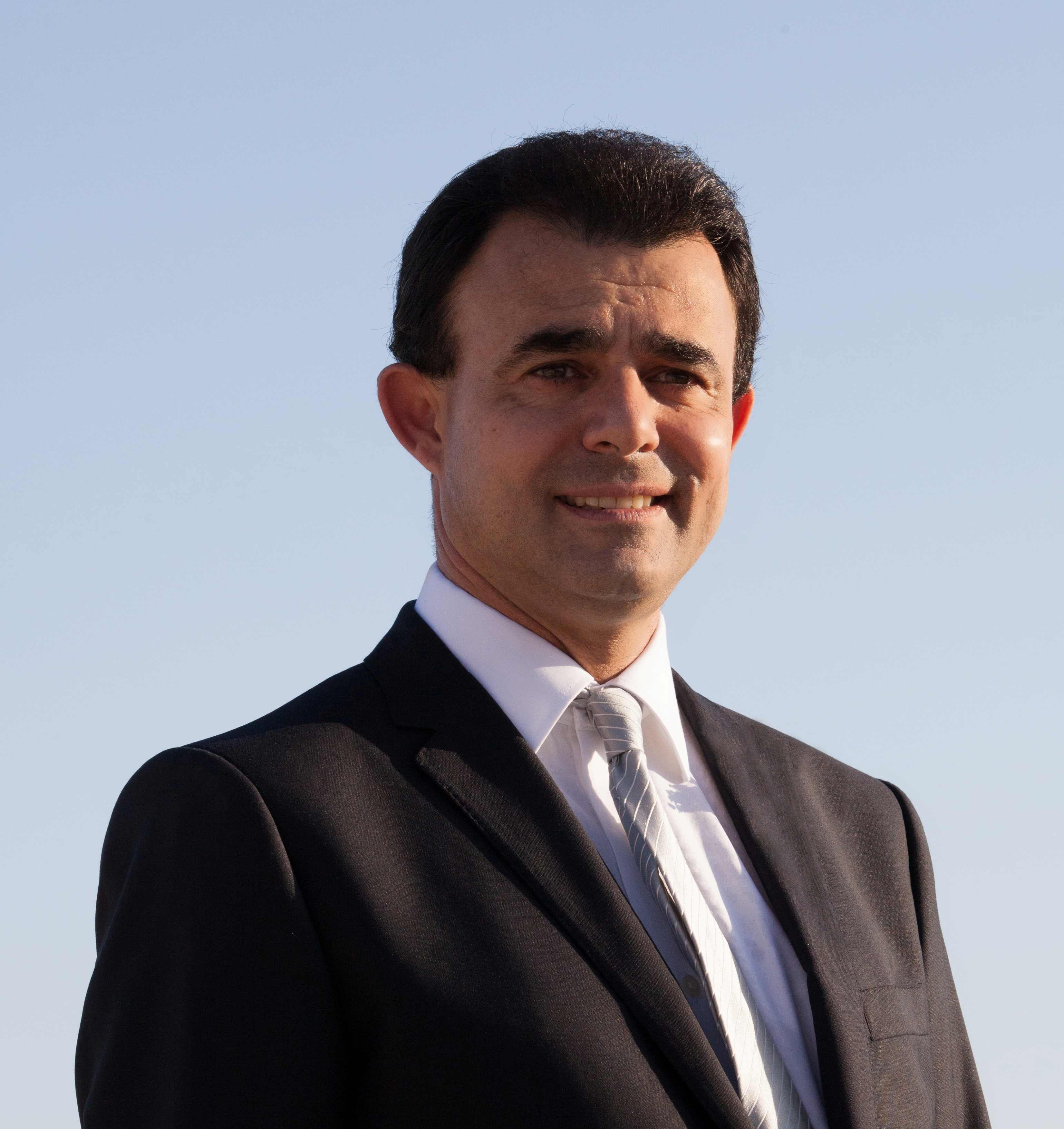 Σε μια καθοριστική κίνηση ενίσχυσης της οργανωτικής και θεσμικής του παρουσίας, ο Σύνδεσμος Χρηματοοικονομικών Αναλυτών Κύπρου (CFA Society Cyprus) ανακοινώνει την πρόσληψη του Άρη Γρηγοριάδη στη νεοσύστατη θέση του Εκτελεστικού Διευθυντή. Η δημιουργία της θέσης σηματοδοτεί μια νέα εποχή για τον Σύνδεσμο, καθώς στοχεύει στην αποτελεσματικότερη υλοποίηση του στρατηγικού του οράματος και την ενίσχυση της επιρροής του στον χρηματοοικονομικό τομέα της Κύπρου. Με πολυετή πείρα στα χρηματοοικονομικα Ο Άρης Γρηγοριάδης σπούδασε με υποτροφία στο Ηνωμένο Βασίλειο, όπου απέκτησε πανεπιστημιακό πτυχίο Joint Honours στην επιστήμη υπολογιστών και ηλεκτρονική μηχανική, ερευνητικό μεταπτυχιακό τίτλο Master of Philosophy (MPhil) στην πληροφορική, καθώς και μεταπτυχιακό τίτλο Master in Business Administration (MBA), με εξειδίκευση στη στρατηγική διαχείριση, διοίκηση επιχειρήσεων και συστήματα διαχείρισης πληροφοριών. Είναι κάτοχος του πιστοποιητικού προχωρημένου επιπέδου της Επιτροπής Κεφαλαιαγοράς Κύπρου (CySEC Advanced Certificate). Διαθέτει 30 έτη επαγγελματικής εμπειρίας στους τομείς των χρηματοοικονομικών, των επενδυτικών υπηρεσιών, της τραπεζικής και της πληροφορικής, με εξειδίκευση στη διεύθυνση επιχειρήσεων, οργάνωση και διοίκηση, διαχείριση κινδύνων, κανονιστική συμμόρφωση και διαδικασιών ελέγχων σε χρηματοοικονομικούς οργανισμούς και τράπεζες, διαχείριση κεφαλαίων και περιουσιακών στοιχείων, χρηματοοικονομική ανάλυση και αξιολόγηση επενδυτικών έργων. Διετέλεσε για περισσότερα από 15 έτη Διευθύνων Σύμβουλος σε επενδυτικές εταιρείες εποπτευόμενες από την Επιτροπή Κεφαλαιαγοράς Κύπρου και για 5 έτη Εκτελεστικός Διευθυντής σε οργανισμό εναλλακτικών επενδύσεων. Κατείχε επίσης διευθυντικές θέσεις στον τραπεζικό τομέα. Υπηρέτησε ως Αντιπρόεδρος του συνδέσμου Εταιρειών Παροχής Επενδυτικών Υπηρεσιών Κύπρου και του συνδέσμου Κατόχων MBA Κύπρου και υπήρξε μέλος της Συμβουλευτικής Αρχής κατά της Νομιμοποίησης Εσόδων από Παράνομες Δραστηριότητες. Διαθέτει ευρύ επαγγελματικό δίκτυο σε στρατηγικούς τομείς της οικονομίας και είναι σταθερός υποστηρικτής των αρχών και αξιών του CFA Society, όπως η επαγγελματική αριστεία, οι ηθικές αξίες, το ESG, η χρηματοοικονομική παιδεία και η δια βίου μάθηση. Ενίσχυση του έργου του CFA Society Cyprus Ο Εκτελεστικός Διευθυντής σε συνεργασία με το Διοικητικό Συμβούλιο αναμένεται να συμβάλουν: Στην ενίσχυση των ωφελημάτων που προσφέρει ο Σύνδεσμος στα μέλη του, μέσα από υψηλού επιπέδου εκδηλώσεις, ευκαιρίες δικτύωσης και προγράμματα επαγγελματικής ανάπτυξης. Στη διεύρυνση και ενδυνάμωση συνεργασιών με χρηματοοικονομικούς οργανισμούς, πανεπιστήμια και υπεύθυνους χάραξης πολιτικής για την προώθηση των προτύπων του CFA Institute, όπως ESG, DEI και βιώσιμες επενδυτικές στρατηγικές. Στην αναβάθμιση της δημόσιας εικόνας του Συνδέσμου ως σημείου αναφοράς και ηγετικής παρουσίας στον διάλογο για διάφορα θέματα που αφορούν τον χρηματοοικονομικό τομέα της Κύπρου. Συλλογικότητα, όραμα και στρατηγική Σε κοινή δήλωση τους τα μέλη του Διοικητικού Συμβουλίου του CFA Society Cyprus, αναφέρουν: «Είναι με ιδιαίτερη χαρά που καλωσορίζουμε τον Άρη Γρηγοριάδη στη θέση του Εκτελεστικού Διευθυντή του CFA Society Cyprus. Ο επαγγελματισμός, η εμπειρία και η στρατηγική του προσέγγιση συνάδουν απόλυτα με το όραμά μας για έναν πιο δυναμικό και επιδραστικό Σύνδεσμο. Πιστεύουμε ότι η συμβολή του θα είναι καταλυτική στην ενίσχυση της παρουσίας μας στην αγορά, στην ακαδημαϊκή κοινότητα και στους ρυθμιστικούς φορείς της χώρας, και ανυπομονούμε να συνεργαστούμε μαζί του για την περαιτέρω ανάπτυξη του CFA Cyprus». Αναλαμβάνοντας τα καθήκοντα του ο κ. Άρης Γρηγοριάδης, δήλωσε: «Αποτελεί ιδιαίτερη τιμή για μένα η εμπιστοσύνη του Διοικητικού Συμβουλίου και η ανάληψη της θέσης του Εκτελεστικού Διευθυντή στον Σύνδεσμο Χρηματοοικονομικών Αναλυτών Κύπρου. Στόχος μου είναι να συμβάλω ουσιαστικά στην ενίσχυση του ρόλου του CFA Society Cyprus ως πυλώνα δεοντολογίας, επαγγελματικής αριστείας και θεσμικής επιρροής. Με συλλογικότητα, όραμα και στρατηγική προσέγγιση μπορούμε να προωθήσουμε ακόμη πιο ενεργά τις αξίες και τις θέσεις μας εντός και εκτός του χρηματοοικονομικού τομέα». CFA Society Cyprus Ο CFA Society Cyprus αποτελεί τον κορυφαίο φορέα εκπροσώπησης επαγγελματιών στον τομέα των επενδύσεων, με ηγετική παρουσία, από το 2003, στα χρηματοοικονομικά δρώμενα του τόπου. Είναι μέλος του παγκόσμιου δικτύου CFA Institute και αριθμεί περισσότερα από 280 μέλη. Αποστολή του CFA Society Cyprus είναι η προώθηση ηθικών προτύπων και επαγγελματικής αριστείας, συμβάλλοντας ενεργά στη διαμόρφωση ενός σύγχρονου και αξιόπιστου επενδυτικού περιβάλλοντος, σε στενή συνεργασία με τις Εποπτικές Αρχές και το Χρηματιστήριο Κύπρου.