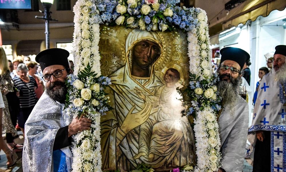 Η γιορτή του δεκαπενταυγούστου θεωρείται το "Πάσχα του καλοκαιριού" και χιλιάδες πιστοί συρρέουν σε μοναστήρια και εκκλησίες αφιερωμένες στην Παναγία