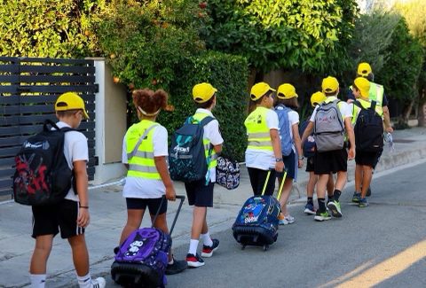 Το Walking Bus είναι μια καινοτόμος πρωτοβουλία που επιτρέπει στα παιδιά να πηγαίνουν σχολείο με ασφάλεια, ενισχύοντας τη συνεργασία, την υγεία και την καθαρότητα της πόλης.
