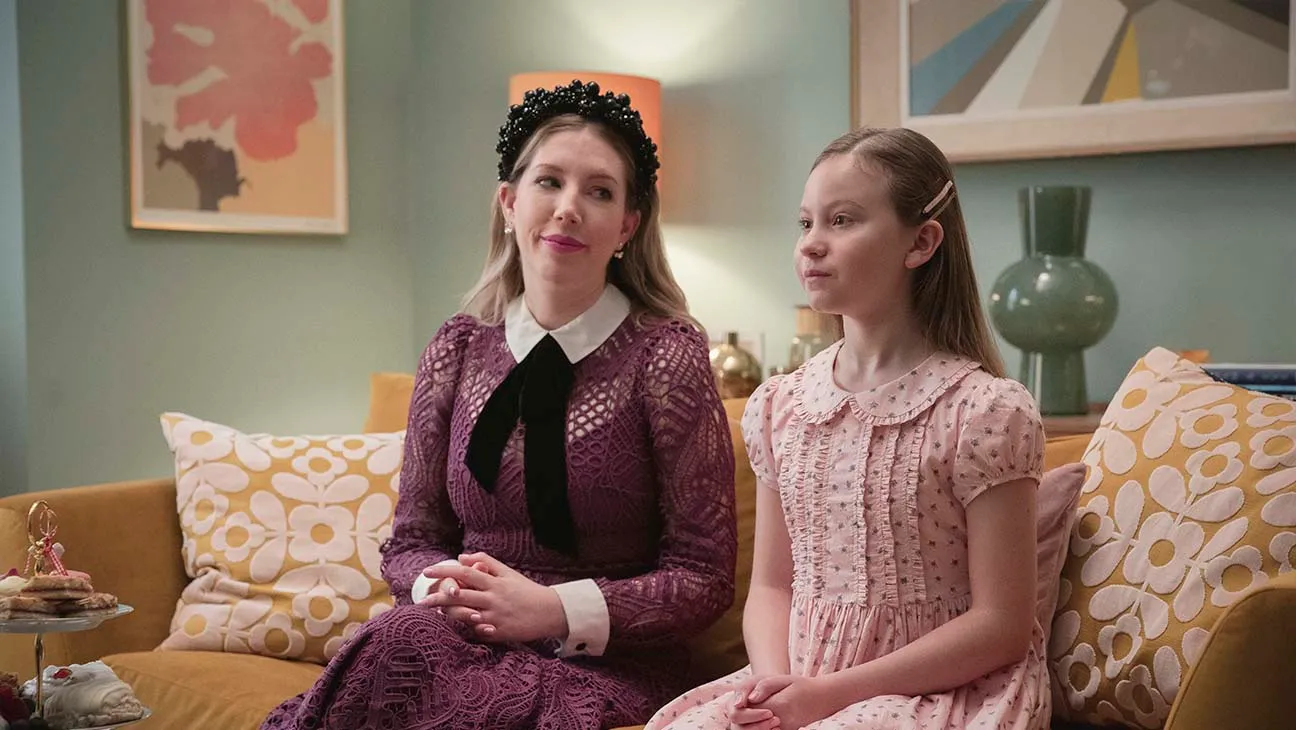 Η σειρά The Duchess του Netflix είναι μια πολύ καλή επιλογή για τους λάτρεις των βρετανικών κωμωδιών. Δημιουργός, σεναριογράφος και πρωταγωνίστρια είναι η Katherine Ryan, η οποία παραδίδει έναν ρόλο-καθρέφτη του εαυτού της: μια ανύπαντρη, επιτυχημένη και εκρηκτικά ειλικρινής γυναίκα που μεγαλώνει μόνη της την κόρη της στο Λονδίνο.