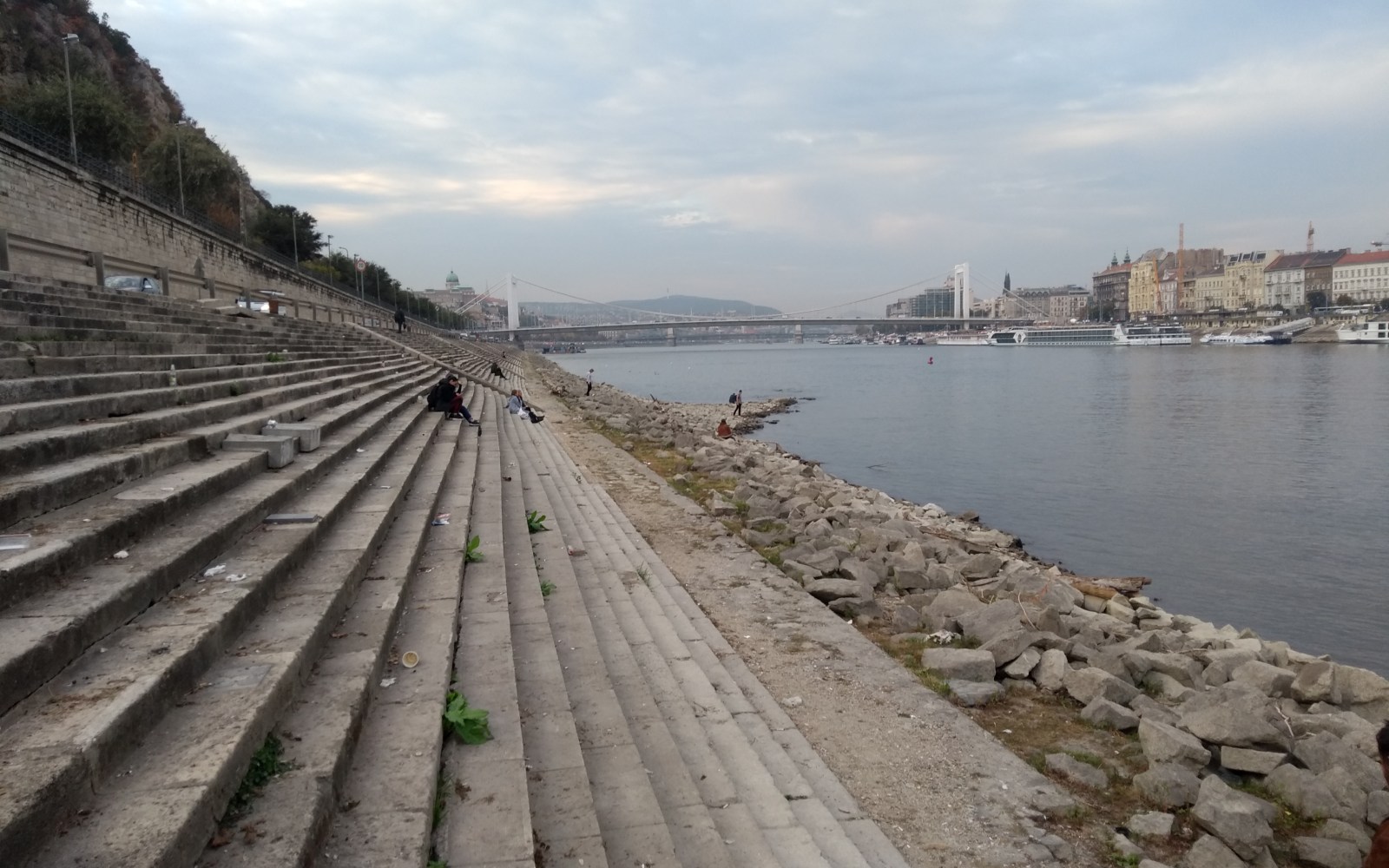 Ο «Βράχος της Πείνας» σε παλαιότερη περίοδο χαμηλής στάθμης — Vauia Rex, CC BY-SA 4.0. Η φωτογραφία είναι του 2018.