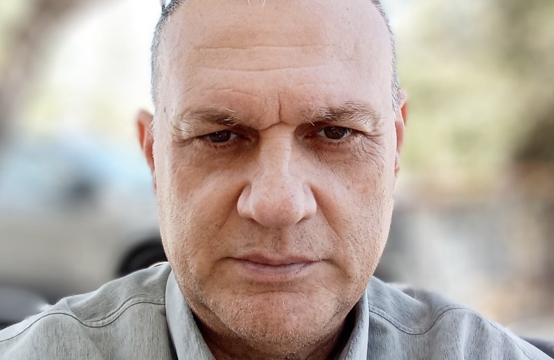 Πρώτες κυρίες σε απόγνωση: Όταν το «prestige» χρειάζεται… πάρκινγκ και σωματοφύλακα. Του Άρη Νότη