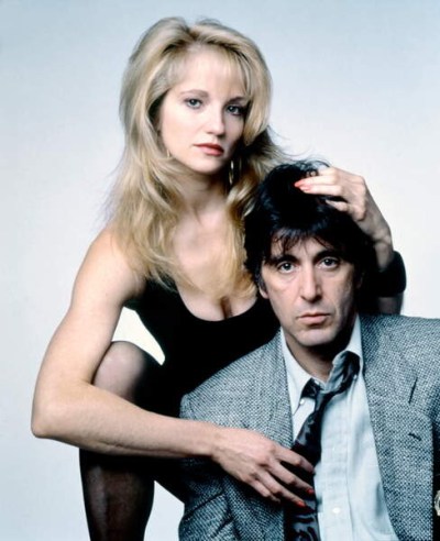 Η Ellen Barkin με τον Al Pacino όταν έπαιξαν μαζί το 1989 στο Sea of Love. Ζευγάρι με καλλιτεχνικό στυλ, η γυναίκα με ξανθά μαλλιά και κομψό μαύρο ρούχο, άνδρας με καφέ μαλλιά και κασμιρένιο σακάκι.