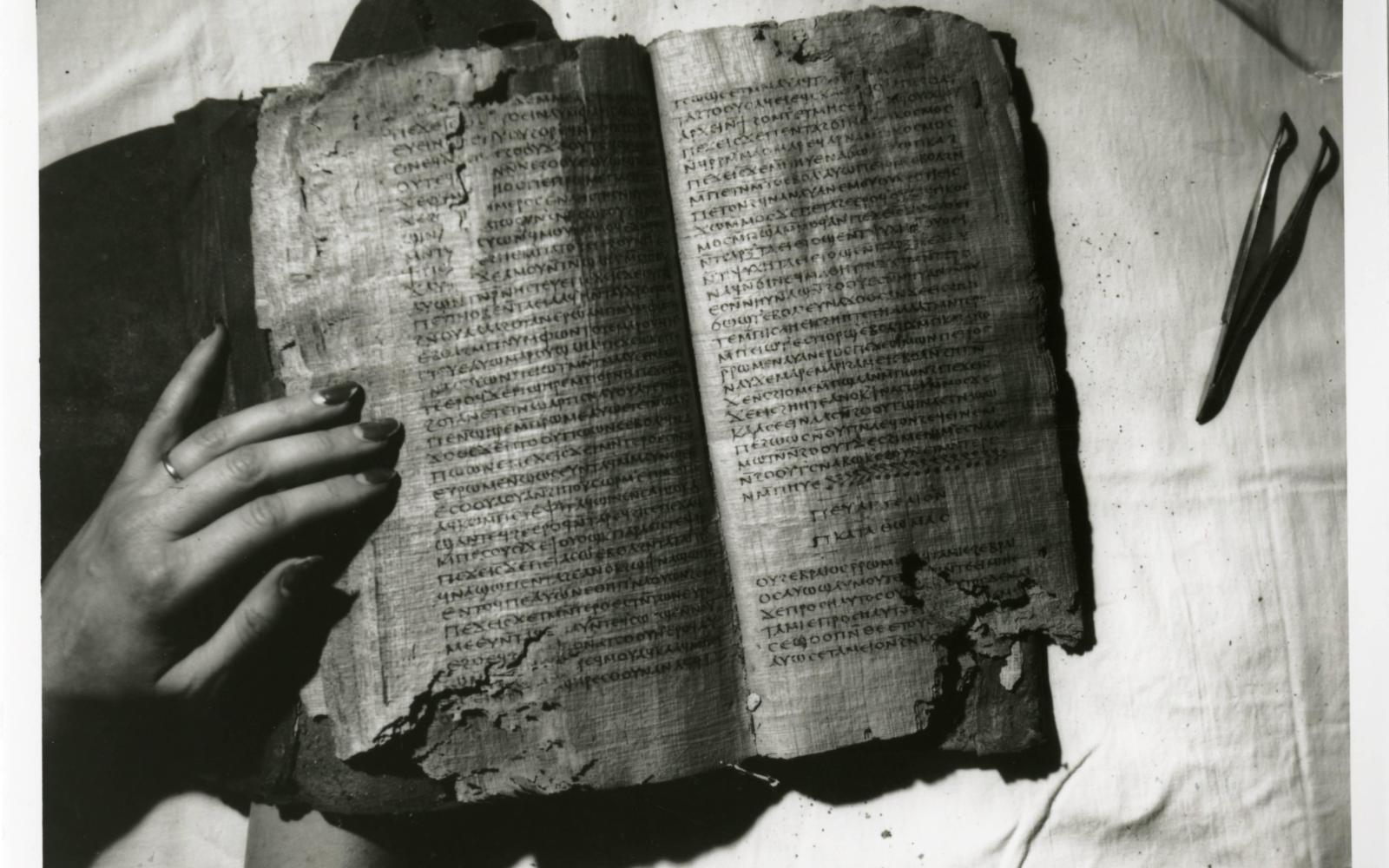 Ιστορική φωτογραφία του χειρογράφου από τη συλλογή του Ναγκ Χαμαντί. Πηγή: Claremont Colleges Digital Library.